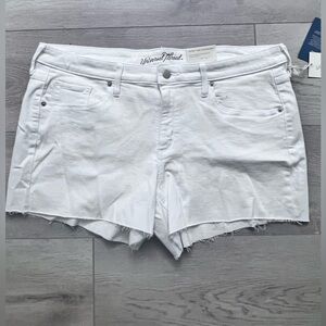 ***NWT Universal Thread- WOMENS White Jean shorts** Size 18/33***